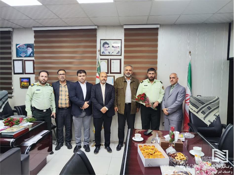 دیدار مدیرعامل شرکت انبارهای عمومی و خدمات گمرکی غرب با فرماندهی کلانتری ۱۷۹ خلیج فارس به مناسبت هفته نیروی انتظامی