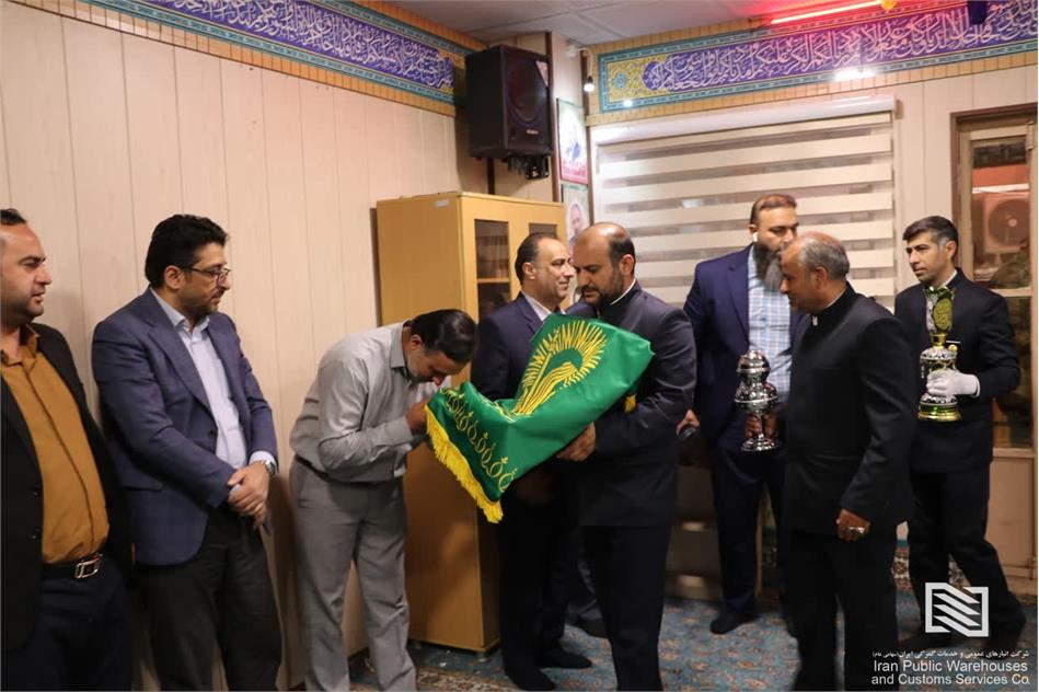حضور خادمیاری حرم رضوی به همراه پرچم متبرک حرم در شرکت انبارهای عمومی و خدمات گمرکی امام خمینی (ره)