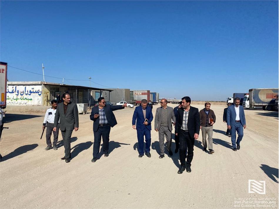 بازدید معاون فرماندار و مسئولان شهرستان تایباد از پارکینگ¬های مرز دوغارون